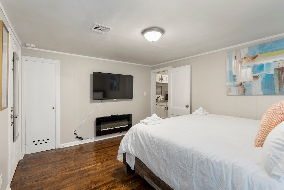 Glavna spavaća soba s bračnim krevetom, Roku TV-om, električnim kaminom, kupaonicom s perilicom i sušilicom