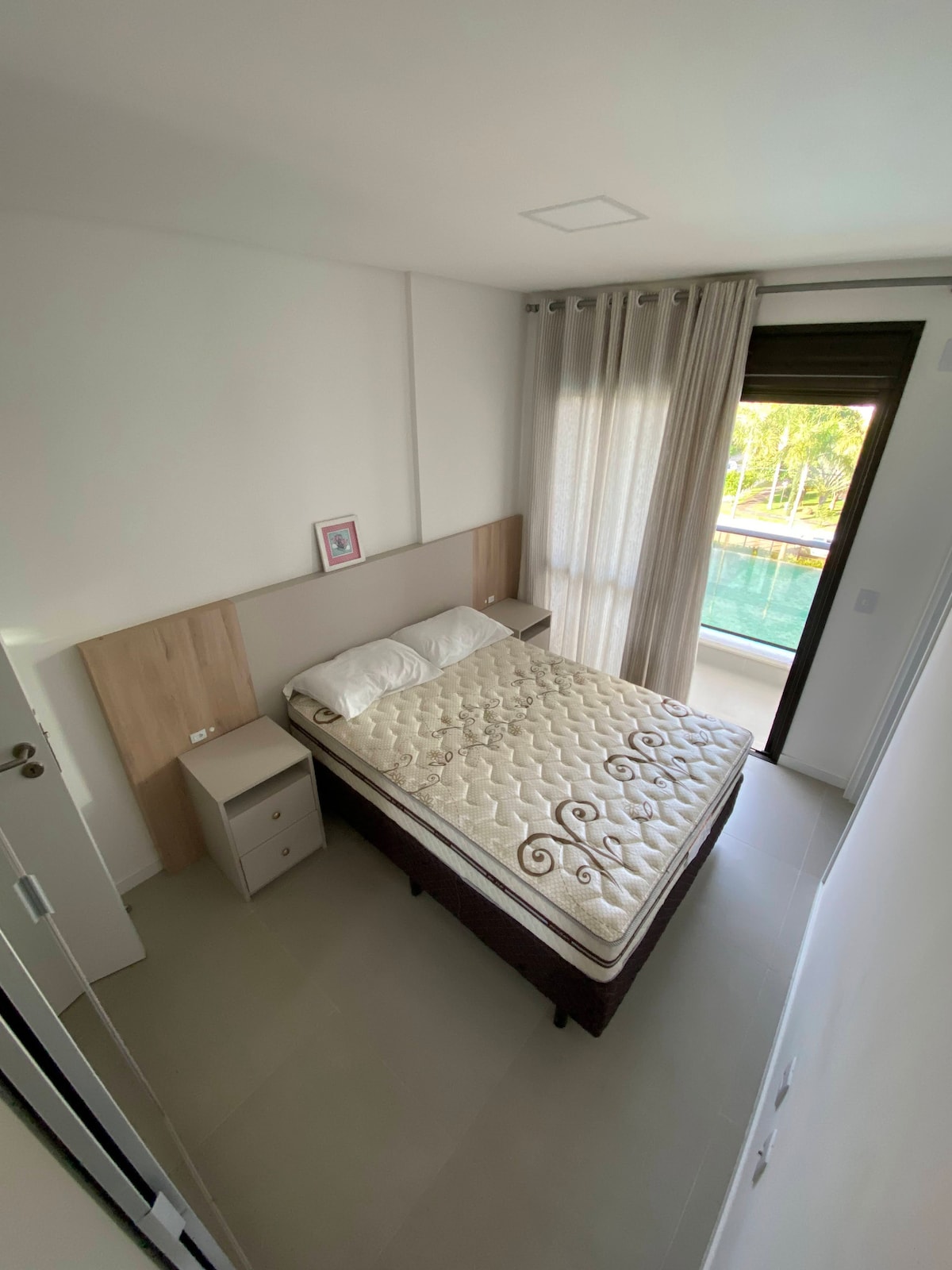 Room Suite IN - მოდერნიზებული, კონდიცირებული და ჩაშენებული ავეჯით. Მათ ასევე აქვთ საწოლთან მდგარი მაგიდები ორივე მხარეს უჯრებითა და როზეტებით