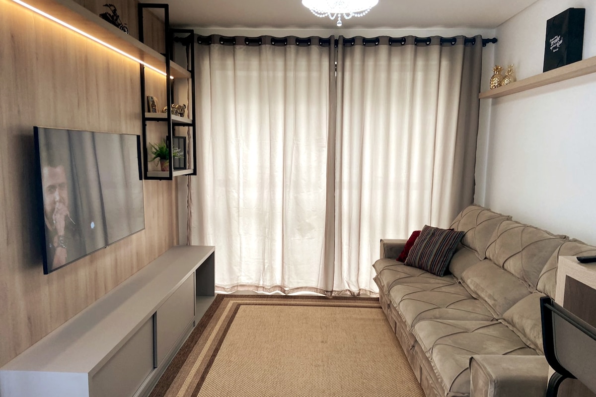 Მისაღები ოთახი მოხსნადი დივნით, 55-დუიმიანი ეკრანით, Samsung Smart