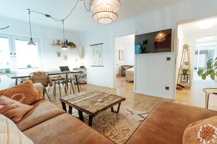 Large apartment directly on the sea with hot tub & sauna