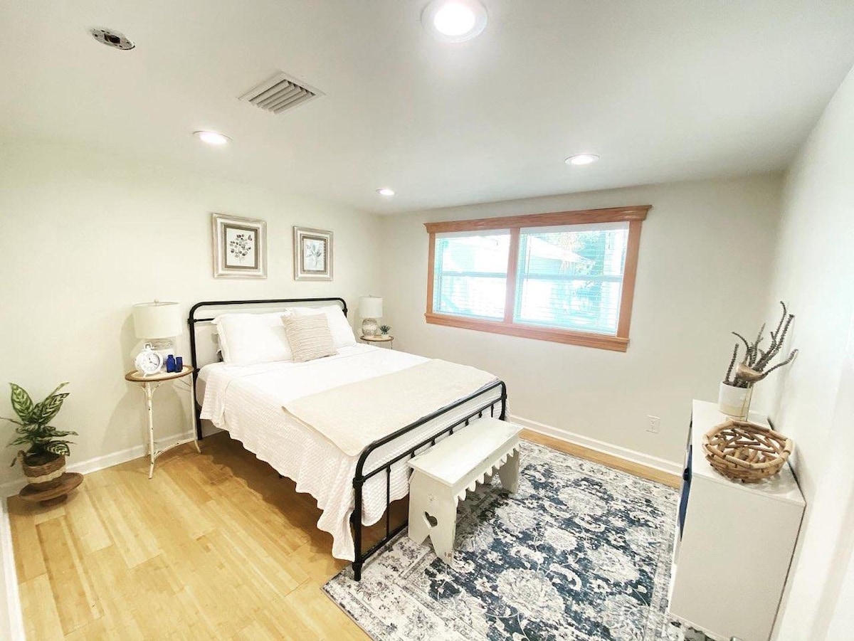 Chumba cha kulala cha Chini ya Ngazi- 14"Godoro la Malkia