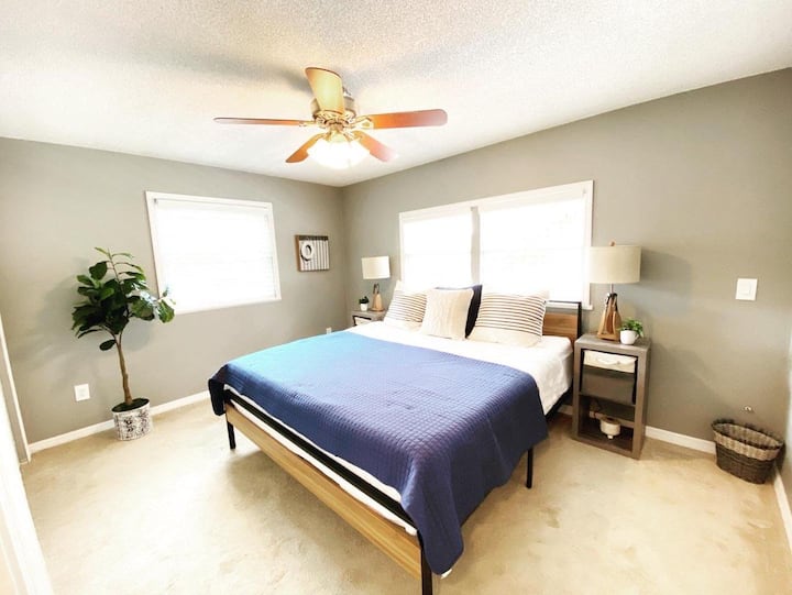 Основна спалня на горния етаж - 14 - инчов кралски матрак - двойни гардероби