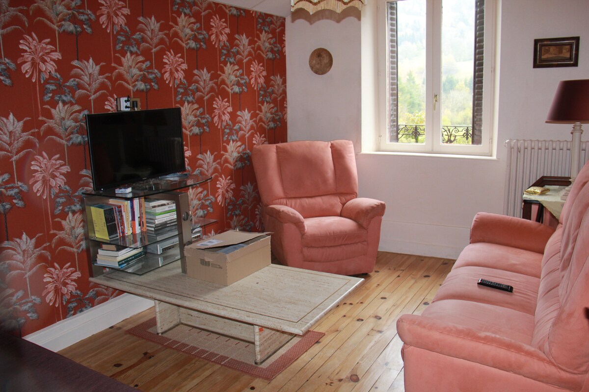 电视休息室配备互联网连接和录音机，提供电影