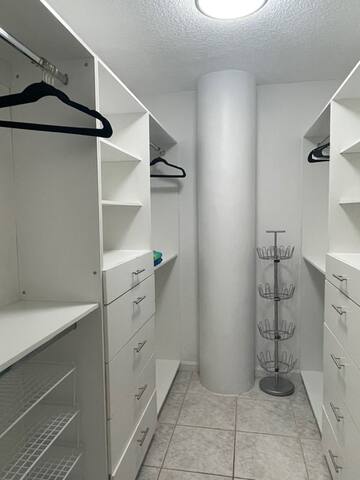 Spacious 2 bedroom condo on the beach gallery image 4