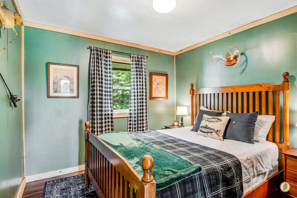 Bedroom 2 with queen bed