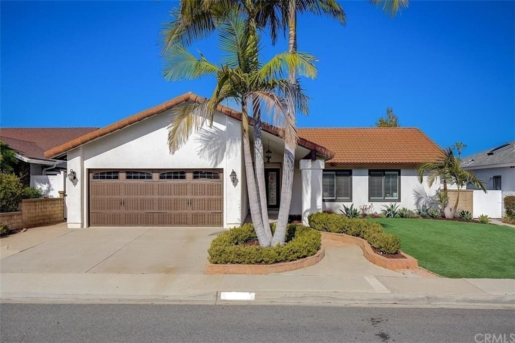 Peaceful modern renovated house with hot tub
