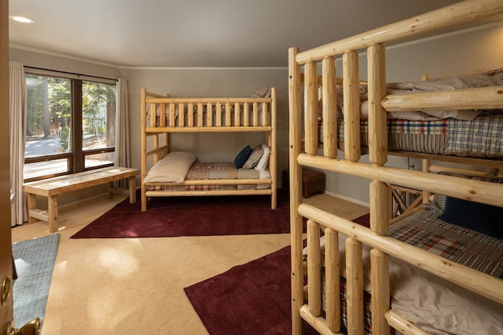 ห้องพักสองชั้นพร้อมเตียงสองชั้น 2 ชุดและถุงถั่ว 2 ใบ