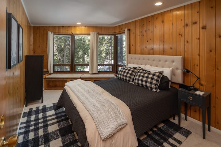 ห้องนอน #3 พร้อมเตียงควีนไซส์