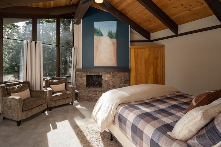 ห้องนอนหลักพร้อมเตียงคิงไซส์และห้องน้ำในตัว