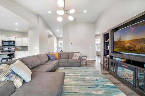 3 Min to Canyon • Game Garage • King Bed • Firepit