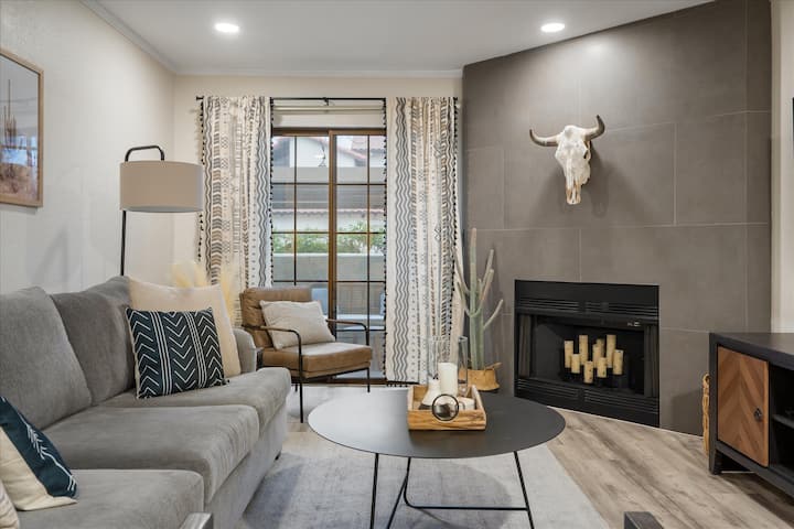 Sonoran Stay - 2br/2ba W Parking, Pool, & Hot Tub - Scottsdale, AZ