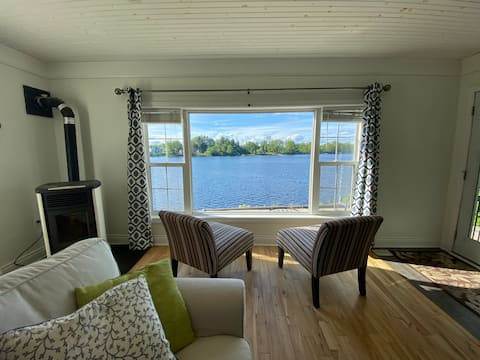 Top performing Airbnb: Lakefront cottage with fenced yard and games room in South Frontenac