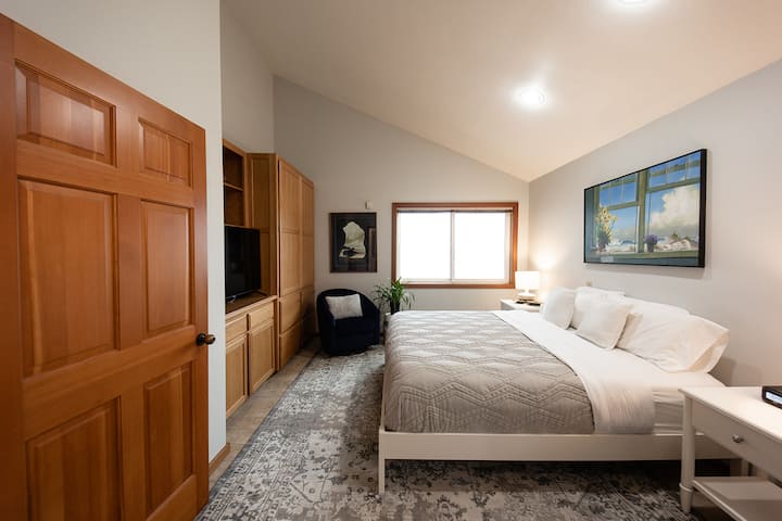 Dormitorio principal en la planta baja (tamaño king)