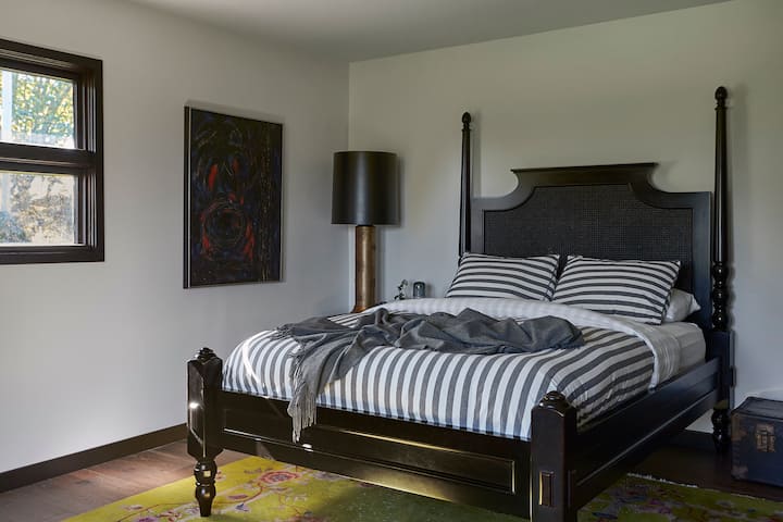 Imprégnez-vous de la lumière du matin, depuis le lit queen size luxueux et moelleux,  surplombant le fleuve Hudson et le magnifique pont Rhinecliff. Cette chambre privée est un endroit calme et paisible pour se réveiller ou se rappeler de votre journée dans la vallée de l'Hudson.