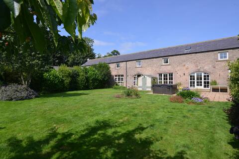 Stunning 4-bedroom barn conversion with hot tub.
