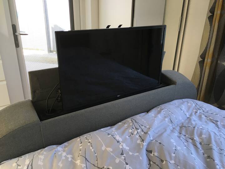 ベッドの端にテレビが飛び出す