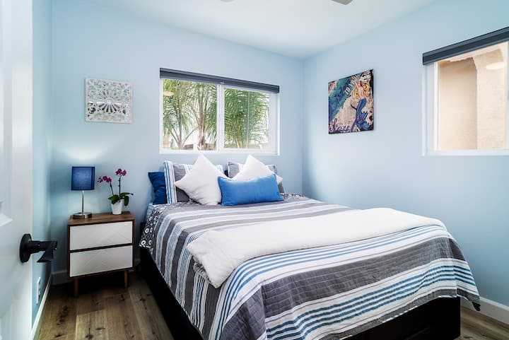 Dormitorio 1 con una cómoda cama tamaño queen y persianas opacas y ventilador de techo 