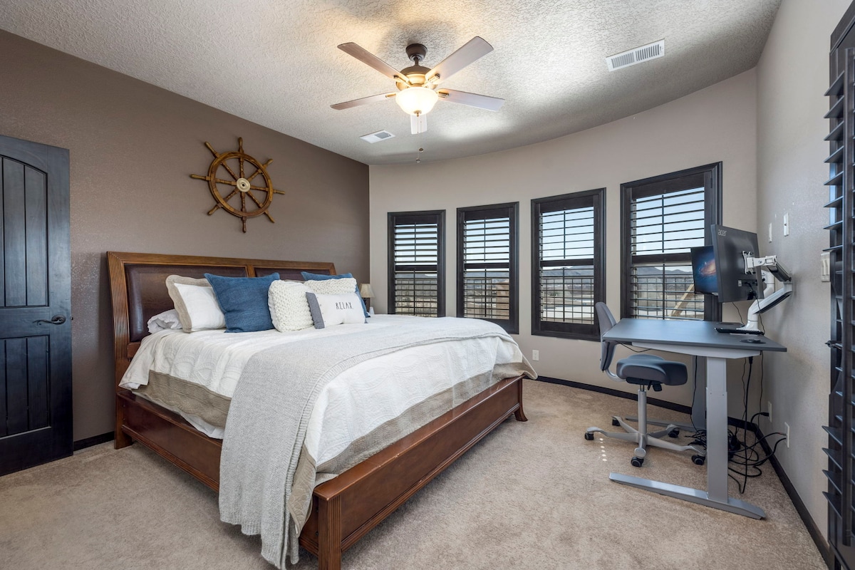 Privatni pristup terasi, radni stol, Apple TV, privatna kupaonica i bračni krevet (180x200) pružaju ugodan boravak u smještaju.