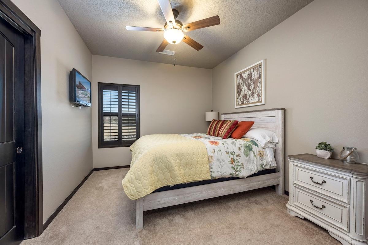 Ova udobna spavaća soba opremljena je televizorom, stropnim ventilatorom iznad glave i dovoljno prostora u ormaru za vaše predmete.