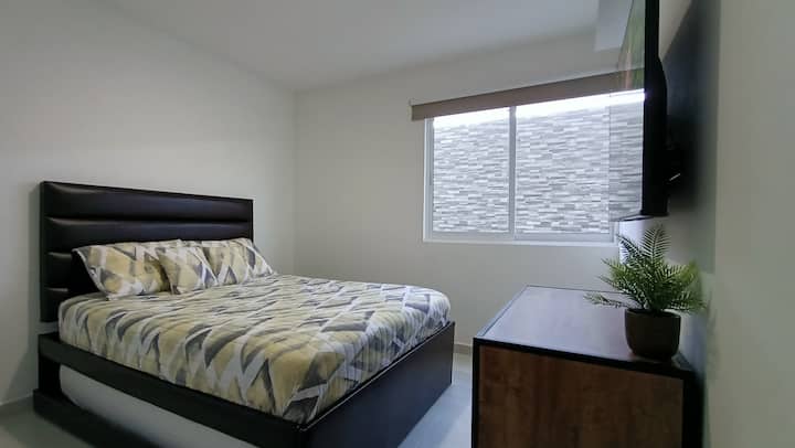 Спална соба со брачен кревет (широк 150-179 см)