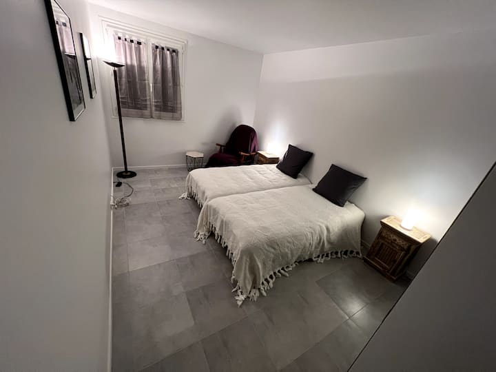 2号卧室：两张单人床