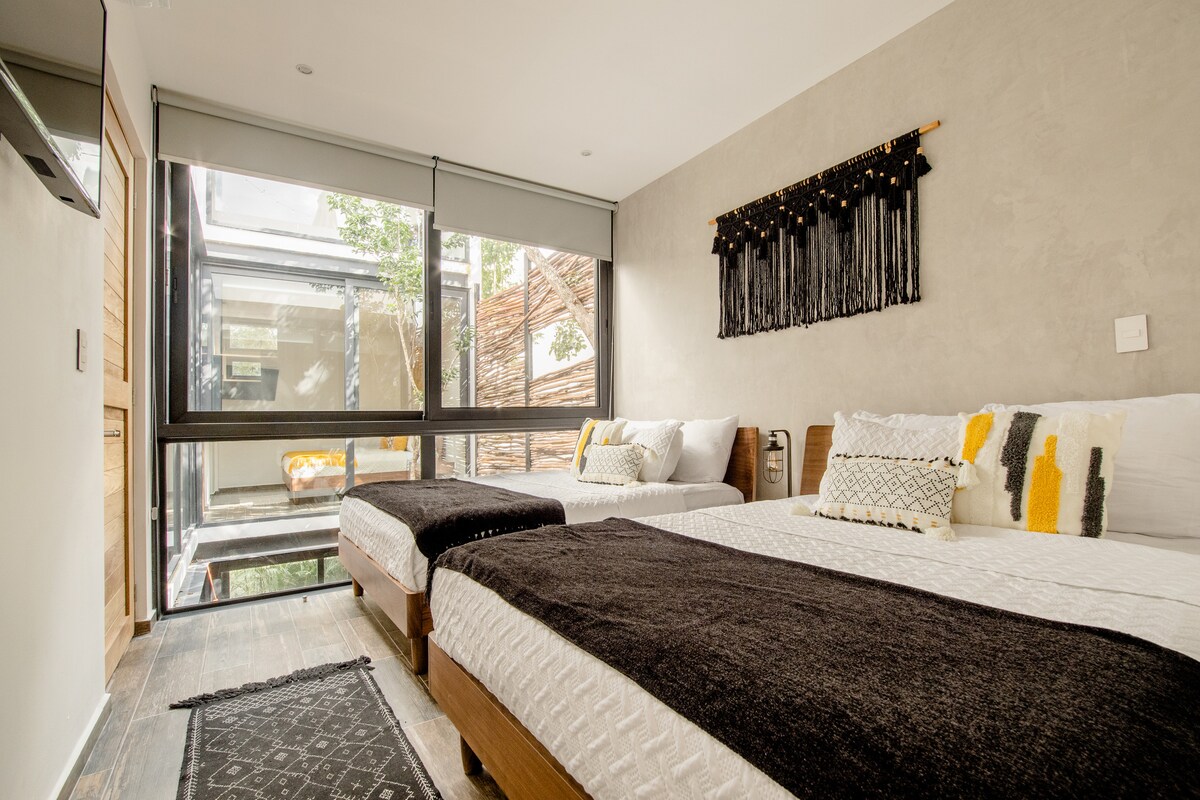 غرفة مزدوجة مريحة بسريرين مزدوجين مع مكيف وتلفزيون.