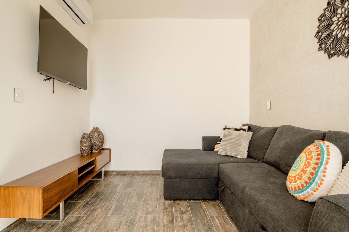 غرفة تلفزيون أو غرفة نوم رابعة بسرير أريكة.