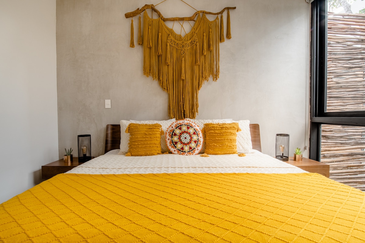 غرفة نوم رئيسية مع تلفزيون.