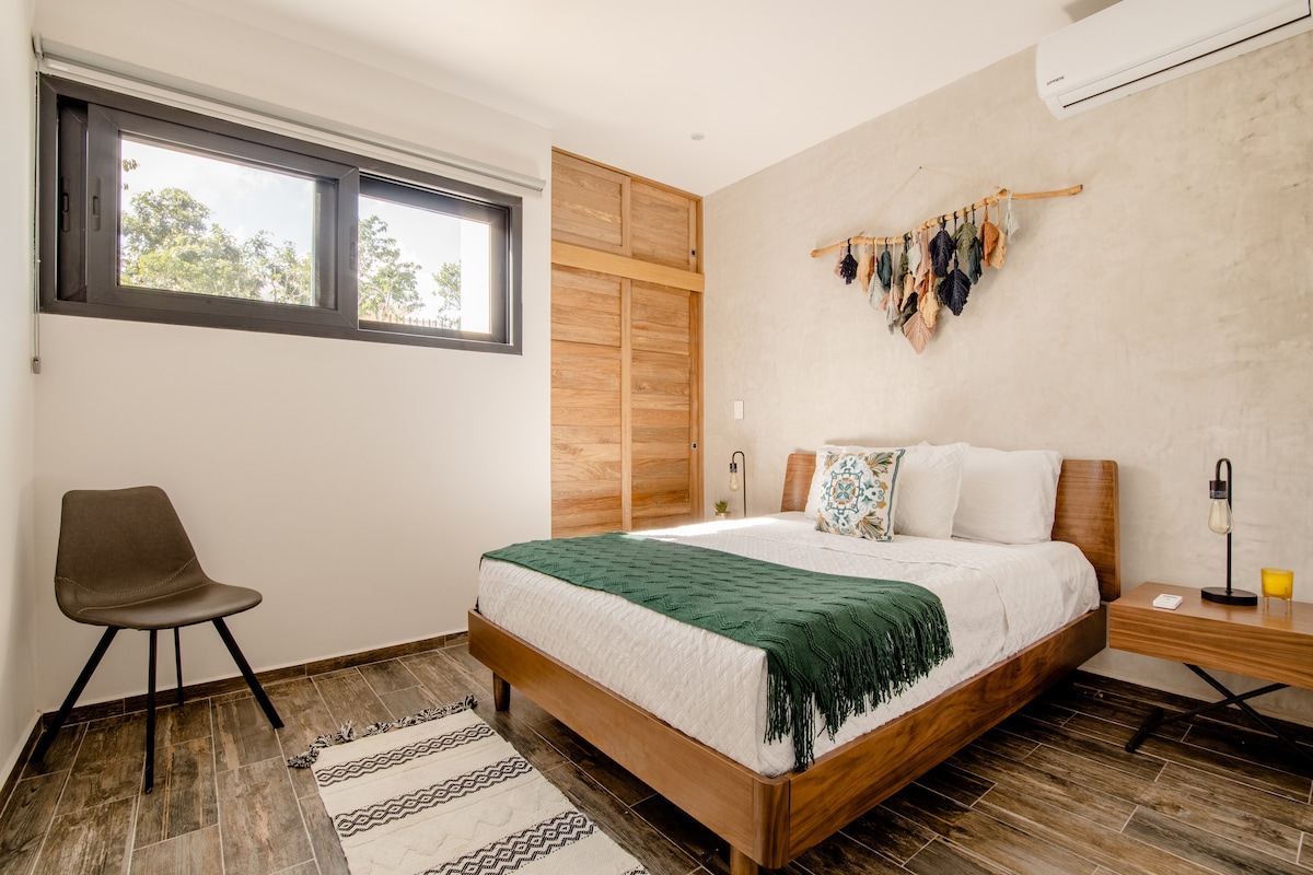 غرفة نوم ثالثة بحمام كامل خاص ومكيف هواء