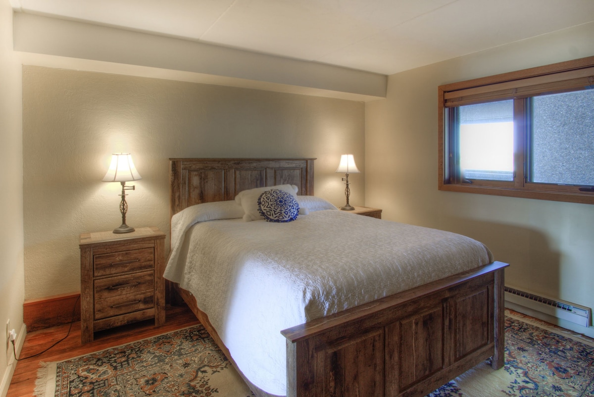 Cama queen en el segundo dormitorio, con baño privado, vestidor y armario.  