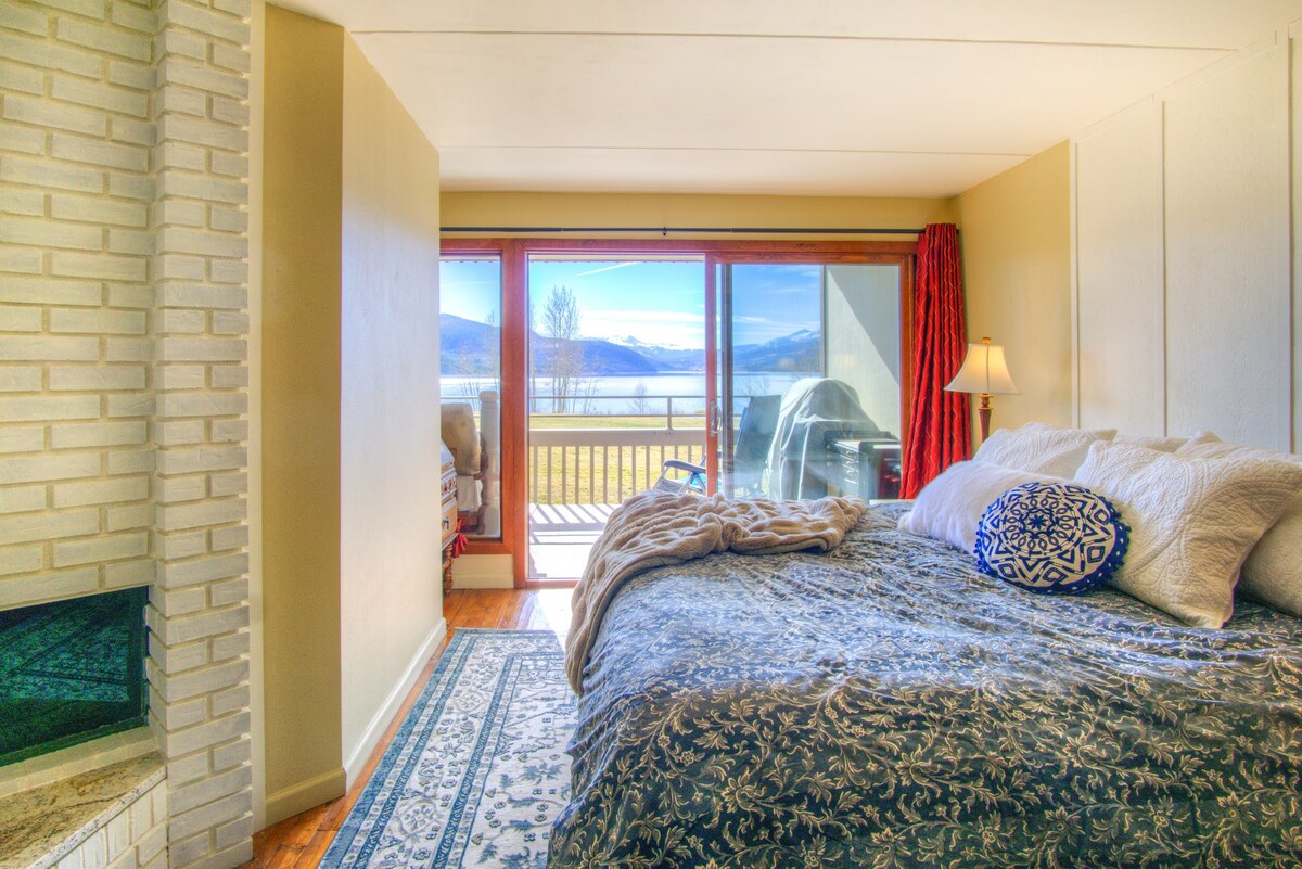 Cama tamaño king en el dormitorio principal con vistas completas al lago, ¡junto a la cama!