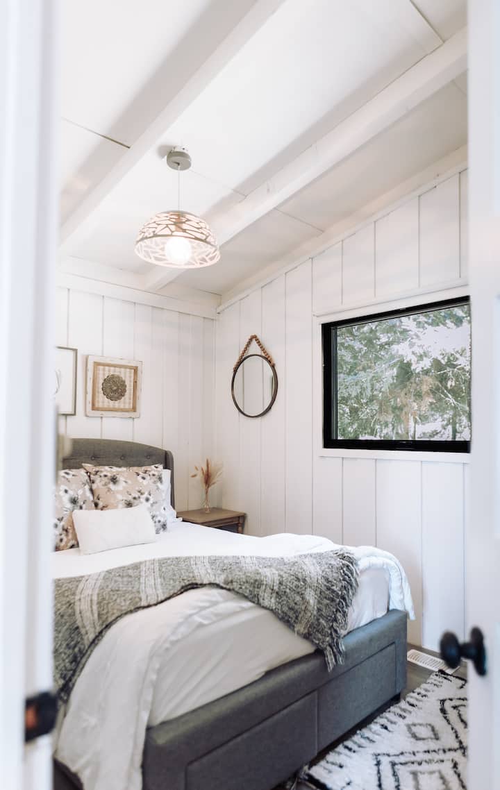 Bedroom with Double Bed + Crib