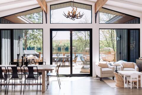 Muskoka  4 Season cottage on stunning lakefront