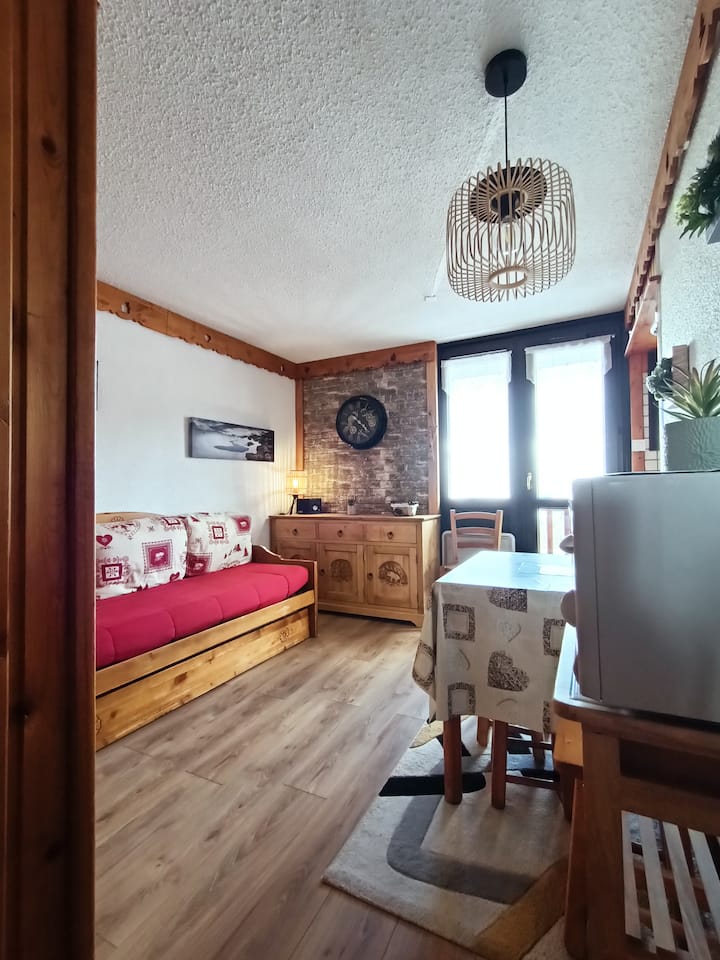 Plagne Village
Agréable Appartement
Résidence Les Hameaux 1
Pieds Des Pistes Et Commerces
4 Personnes - Belle Plagne