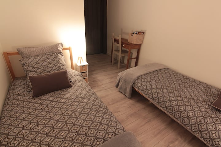 La 1ère chambre avec 2 lits simples 90x190

Forfait linge non obligatoire (draps + serviettes) : 10€/personne, gratuit à partir de 3 nuits.