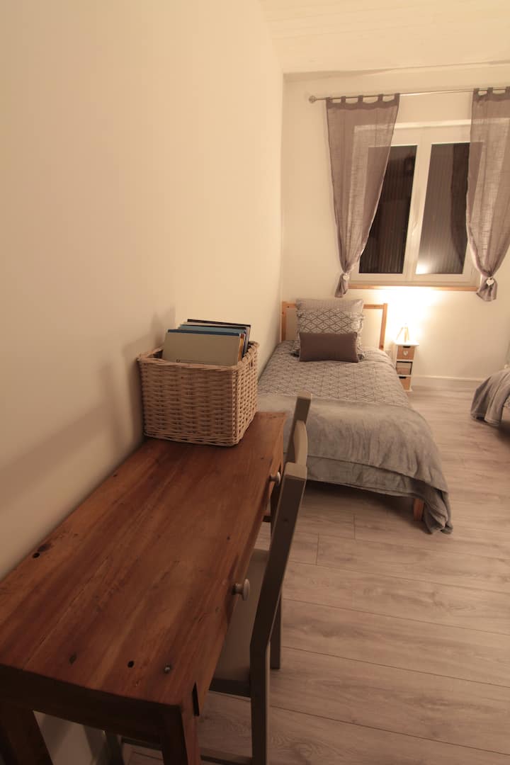 Втората спална соба со 2 единечни кревета 90x190
Ролетни за затемнување 

Незадолжителен пакет постелнина (чаршафи + крпи): 10 €/лице, бесплатно за 3 ноќевања.