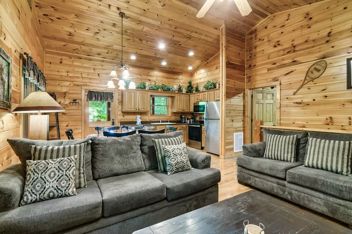 开放式概念客厅、餐厅和厨房。