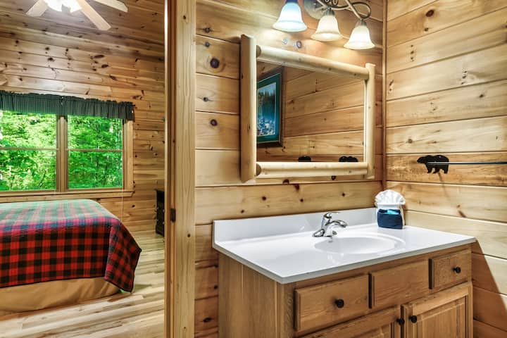 主浴室有足够的空间为当天做好准备。