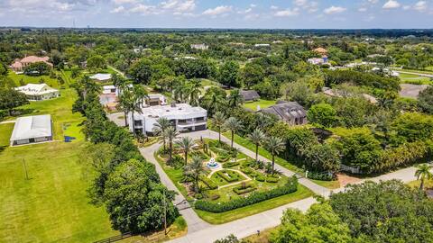 Stunning Villa with 6 BR, 5.5 Baths, on 2.9 Ac