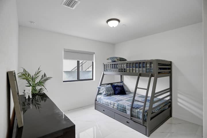 ห้องนอนที่ตกแต่งอย่างมีรสนิยมของเรามีที่นอนเมมโมรี่โฟมผ้าปูที่นอนผ้าฝ้าย 100% มู่ลี่ทึบแสงและพื้นที่ตู้เสื้อผ้าและตู้เสื้อผ้ามากมาย