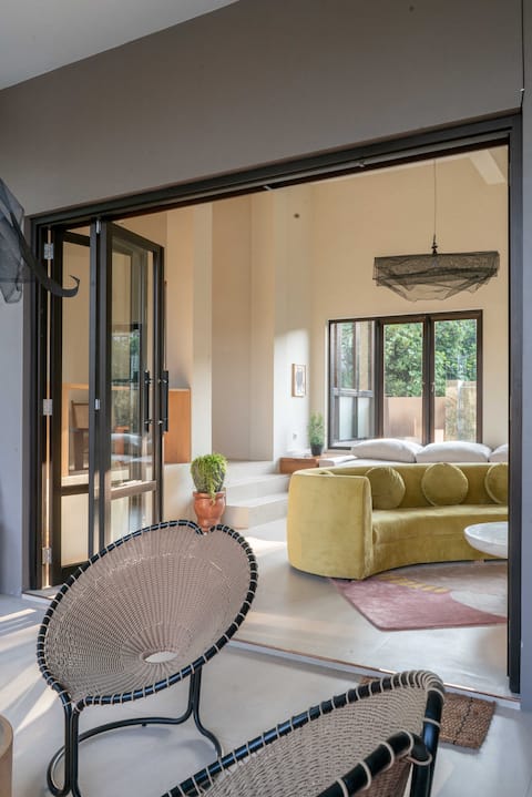 SAMA House - Eclectic Villa with Rooftop Jacuzzi