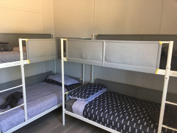 2 lits superposés avec un troisième lit escamotable supplémentaire sous l'un