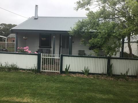 Palmerston Cottage     - Peaceful Port Albert