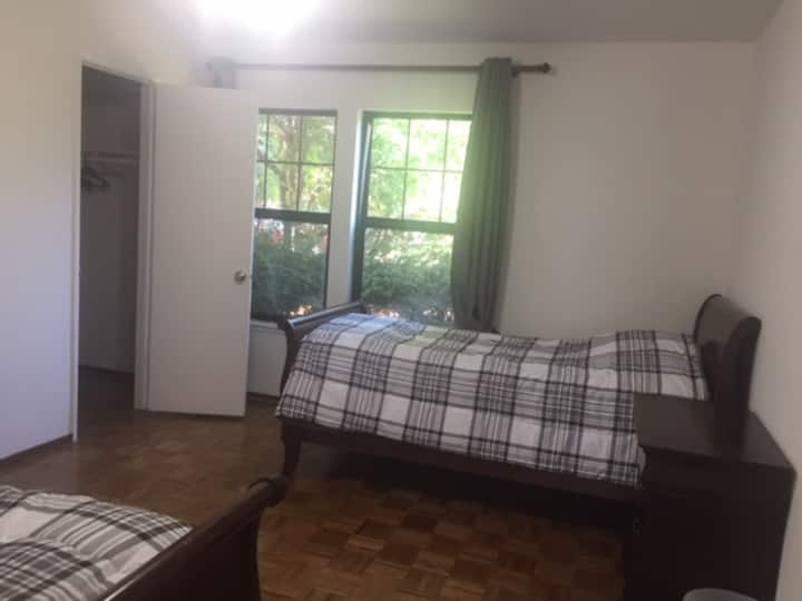 Dhoma e tretë e gjumit ka 2 krevate me madhësi dyshe. 