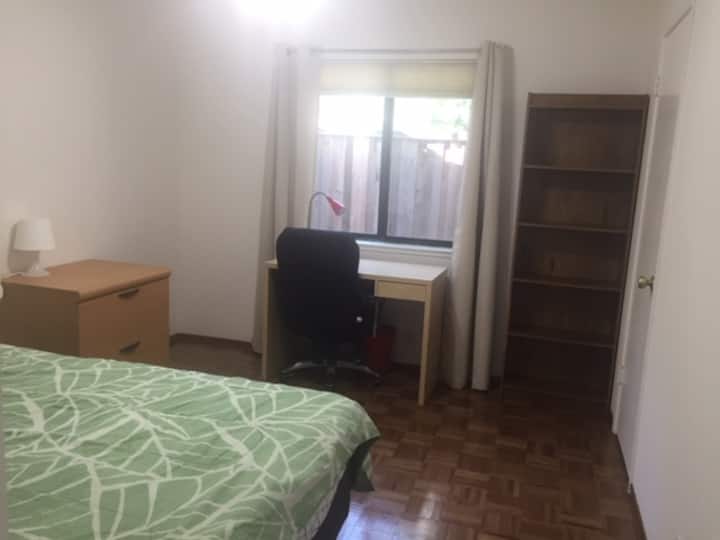 Dhoma e dytë e gjumit me krevat dopio "queen", tavolinë pune, dollap. 