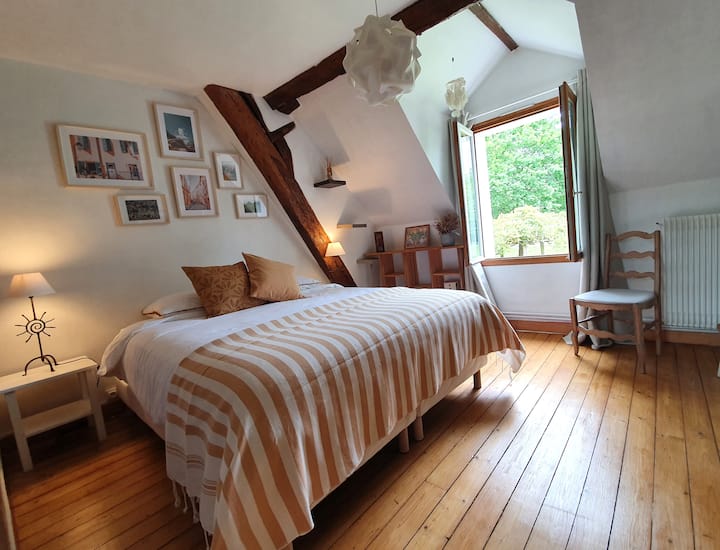 Dormitorio 1, vistas al jardín con cama doble queen size.