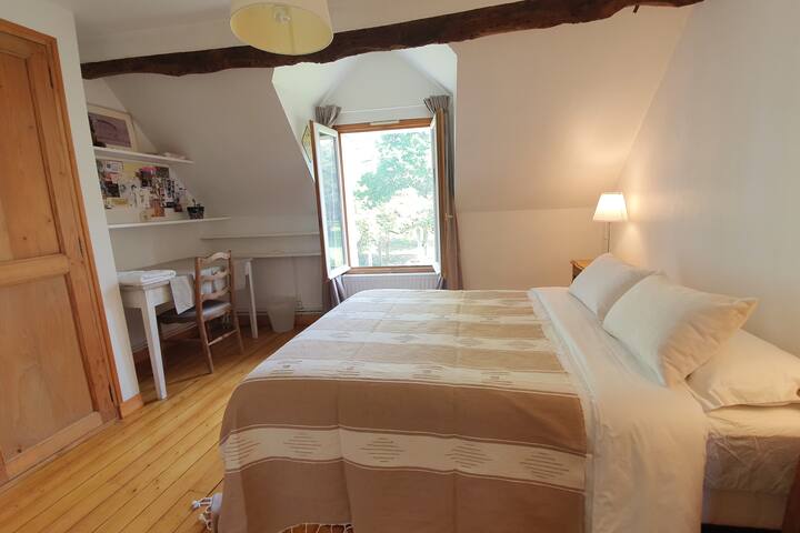 Dormitorio 2, Vistas al jardín, Cama doble 140 X 200