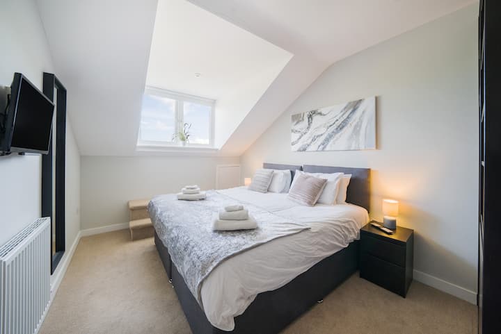 第三间卧室，同样可以作为双人房或双人房，因为它具有拉链锁在一起的床，为家庭和团体提供极致的灵活性和舒适性。 所有房间都配备了良好的无线网络、电视和遮光百叶窗，让您安心入睡。 