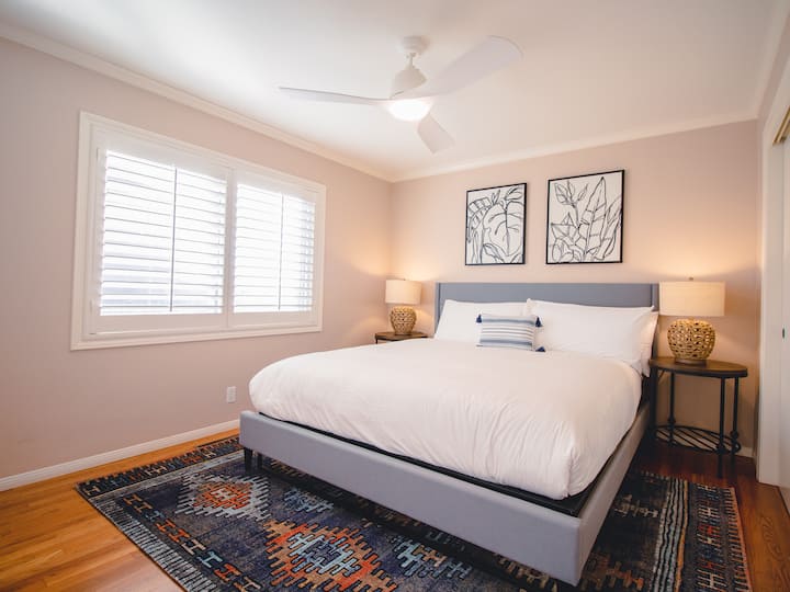 Просторна втора спалня със суперголямо двойно легло