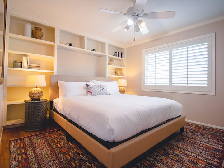 Голяма спалня с луксозно двойно легло и дрешник